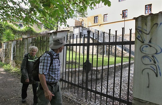 Prchod do lesoparku Heulos pes zahradu domu bývalého hejtmana Frantika...