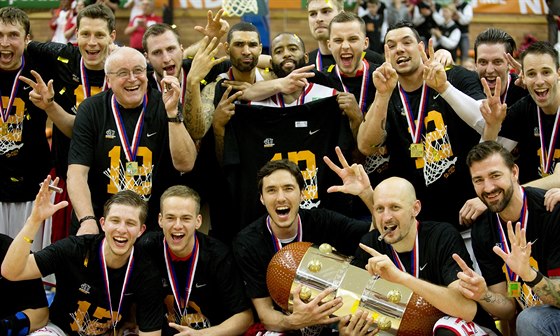 STARONOVÍ AMPIONI. Basketbalisté Nymburka s trofejí pro vítze ligy...