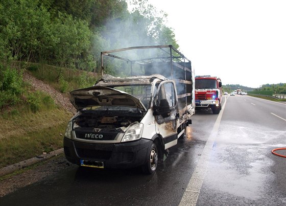 Poár dodávky na dálnici D11 u Dobenic (25.5.2015).