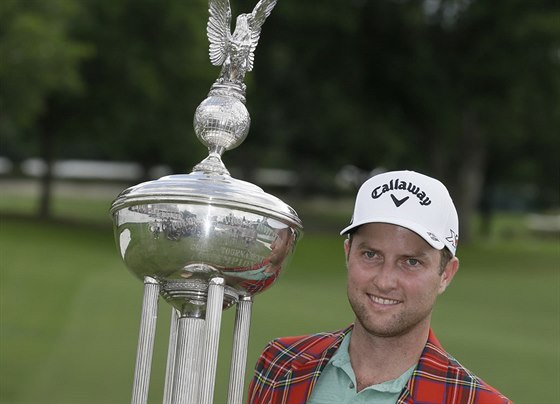 Americký golfista Chris Kirk s trofejí pro vítze turnaje ve Fort Worthu.