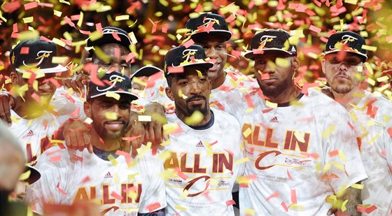 Basketbalisté Clevelandu se radují z triumfu ve Východní konferenci NBA a z...