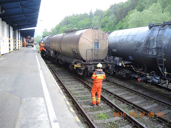 U Bludova ujely cisterny s chemikáliemi, narazily do stojícího vlaku (22....