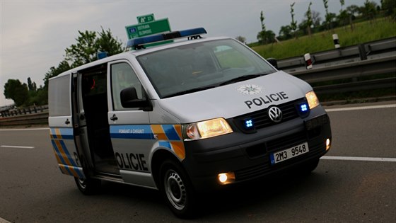 Policisté vyetují smrtelnou dopravní nehodu na silnici mezi Otrokovicemi a Tlumaovem. (Ilustraní snímek)