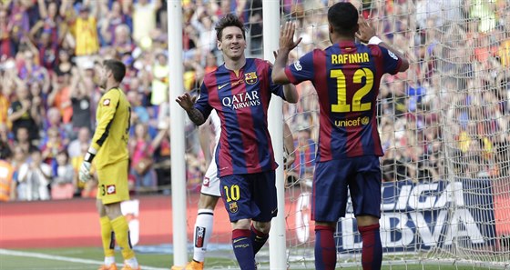 Útoník Barcelony Lionel Messi (druhý zprava) se raduje z trefy proti La Corun.