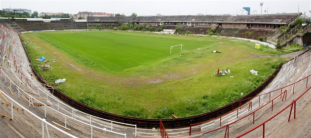 Stadion za Luánkami v Brn chátrá.