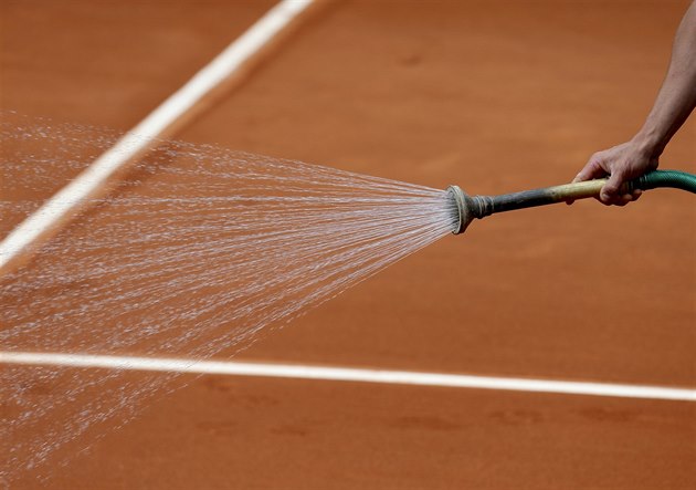 KROPENÍ. Na antukovém grandslamu Roland Garros se musí kurt pravideln zalévat...