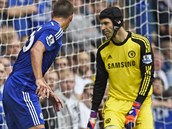 Petr ech z Chelsea a jeho spoluhr John Terry se smutn ohlej do brny, v...