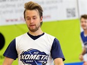 S basketbalovm mem dribluje hokejov tonk Komety Hynek Zohorna.