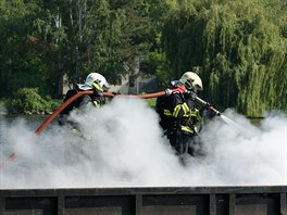 "Tématem cviení bylo zdolávání poáru a evakuace osob z hoícího plavidla...