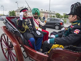 Oba panovníci do msta pijeli vlakem. Z vyzdobeného nádraí je odvezl do...