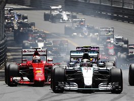 PO STARTU. Lewis Hamilton v ele startovního pole Velké ceny Monaka.