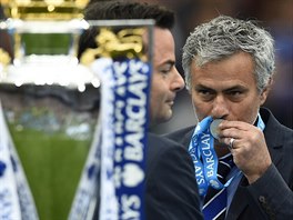 Jose Mourinho, trenr Chelsea, s medail a mistrovskm pohrem.