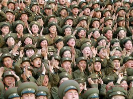 VDCE PIEL. Vojáci naden zdraví severokorejského vdce Kim ong-una, který...