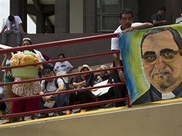 V Salvadoru blahoeili zavradného arcibiskupa Óscara Romera. (23. kvtna...