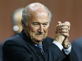 FOTBALOV BOSS. Sepp Blatter se raduje z vtzstv v prezidentskch volbch...