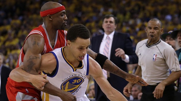 TSN OBRANA. Stephena Curryho z Golden State fauluje Jason Terry.