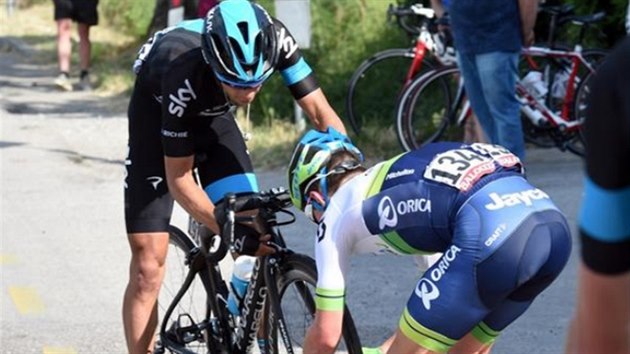 PRAVIDLA JSOU PRAVIDLA. Simon Clarke z týmu Orica (vpravo) a Richie Porte ze...