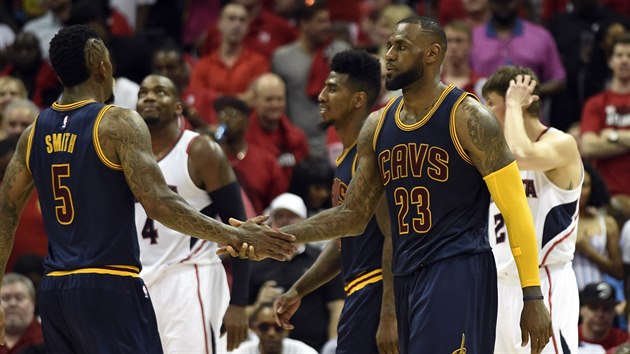 DOBE, KMO.  J.R. Smith a LeBron James si gratuluj po vhe nad Atlantou.