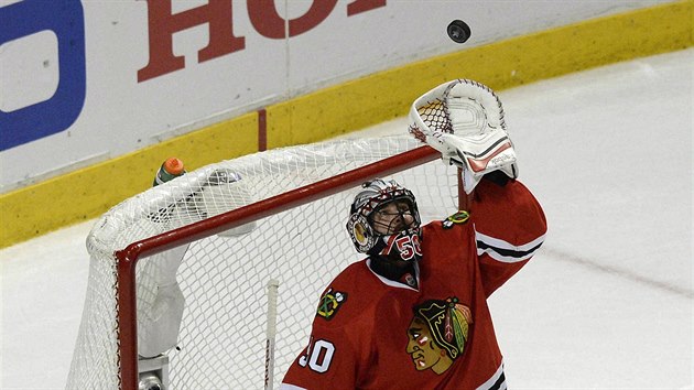 TOHLE ZVLDNU. Corey Crawford stahuje puk ze vzduchu.