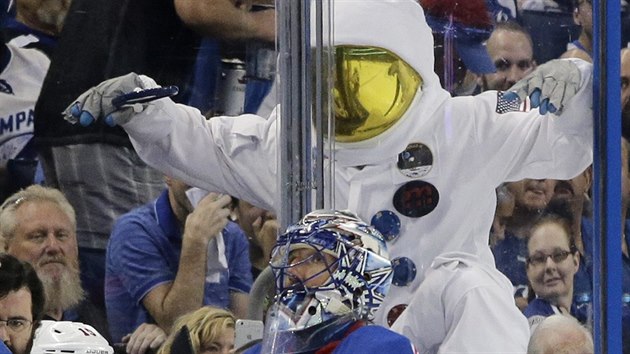 Vkon Henrika Lundqvista zaujal i osobu v kostmu astronauta.