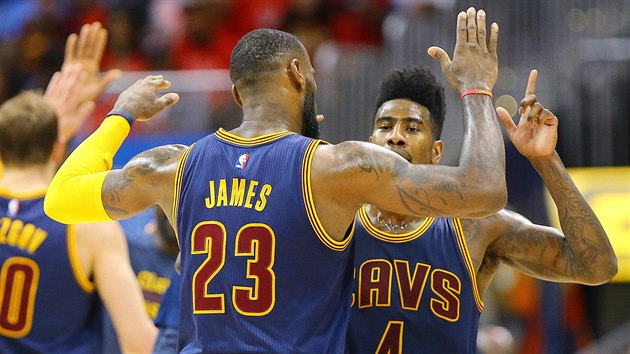 Radost hr Clevelandu. Vlevo LeBron James, vpravo Iman Shumpert.