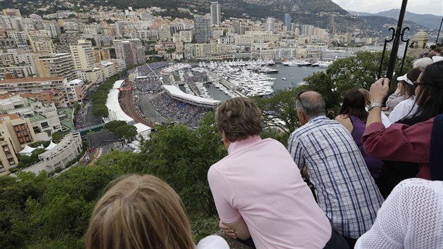POHLED Z TERASY. Divci sleduj kvalifikaci na Velkou cenu Monaka.