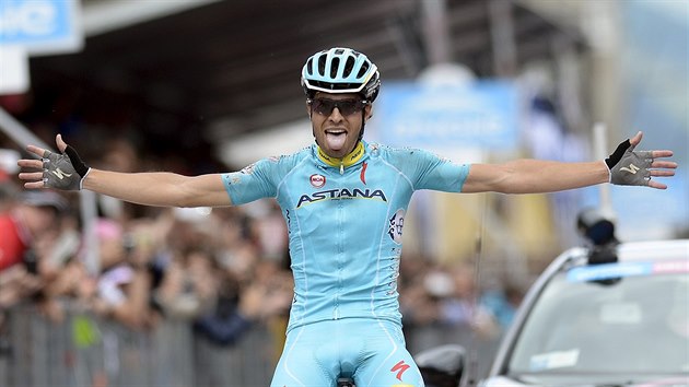 panlský cyklista Mikel Landa Meana slaví vítzství v 16. etap Gira.