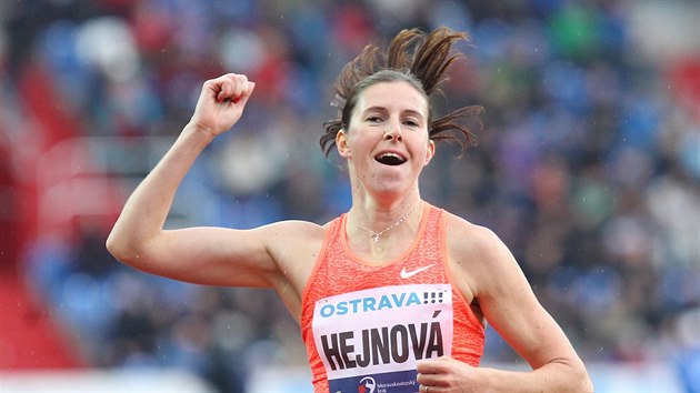 Zuzana Hejnová  se raduje, na Zlaté trete vyhrála 400 m pekáek.
