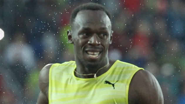 Usain Bolt v chladnm poas dobh do cle zvodu na 200 metr na mtinku Zlat tretra v Ostrav.