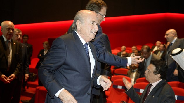 V DOBRÉ NÁLAD. Sepp Blatter pichází na kongres FIFA.