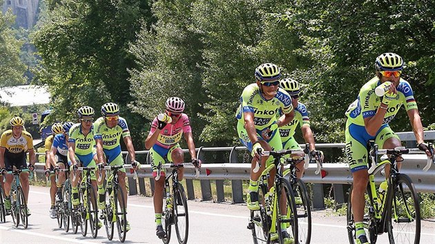 Momentka z devatenct etapy Gira. V rovm si to lape Alberto Contador obklopen svmi pomocnky.