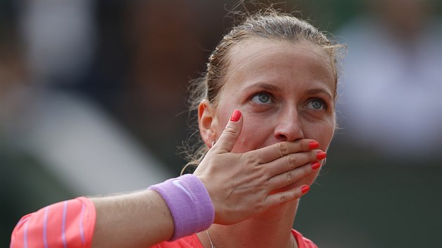 POLIBKY NAKONEC. esk tenistka Petra Kvitov si oddechla - po dvou a pl hodinch postoupila do druhho kola Roland Garros.