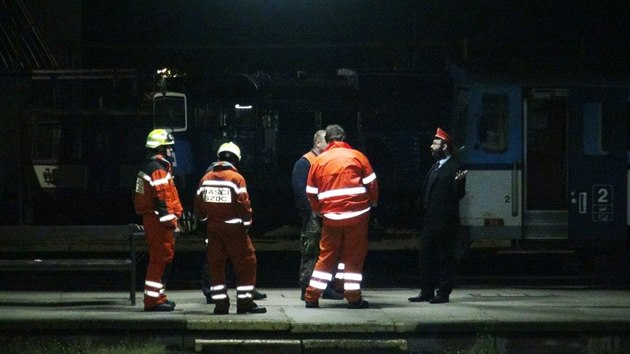 Na ndra v Kralupech vykolejil osobn vlak, nikdo nebyl zrann (20.5.2015)