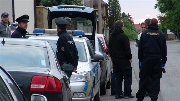 Kriminalist vyetuj smrt jednatyicetiletho mue z Kostelce nad Labem, jeho nali pbuzn na dvoe rodinnho domu. Nevyluuj nsilnou smrt (27.5.2015)