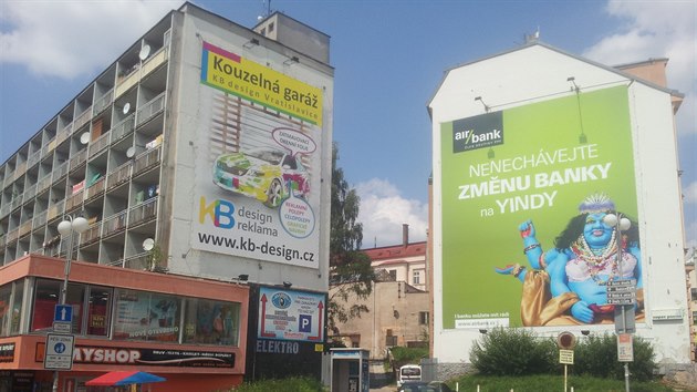 Reklamn gul na rohu Moskevsk a Revolun ulice.