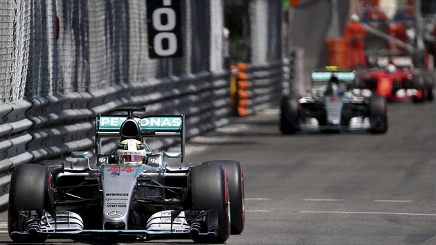 Lewis Hamilton s mercedesem v ele Velk ceny Monaka. Za nm se dr jeho stjov kolega Nico Rosberg a Sebastian Vettel s ferrari.