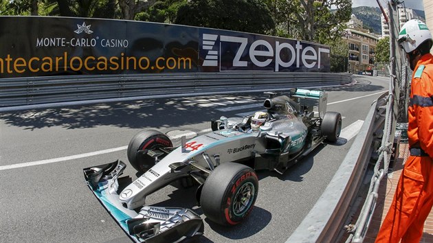 Lewis Hamilton v ele Velk ceny Monaka.