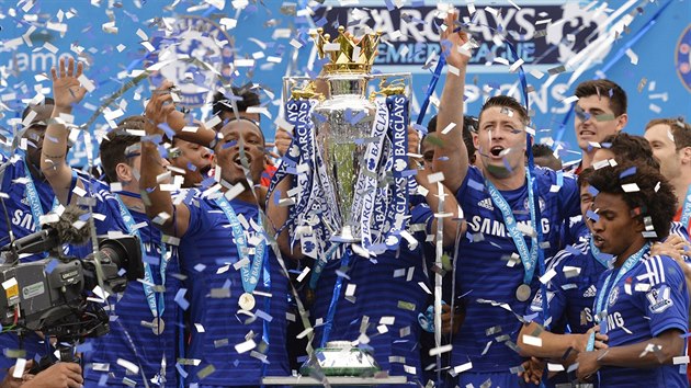 Fotbalisté Chelsea oslavují mistrovský titul.