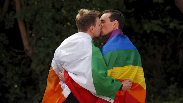 Homosexuln pr se lb v centru Dublinu ped budovou, v n volebn komise st hlasy odevzdan v referendu (23. kvtna 2015).