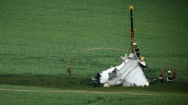 Vyproovn havarovanho letounu JAS-39 Gripen maarsk armdy pot, co letoun nedobrzdil na slavsk leteck zkladn. (21. kvtna 2015)