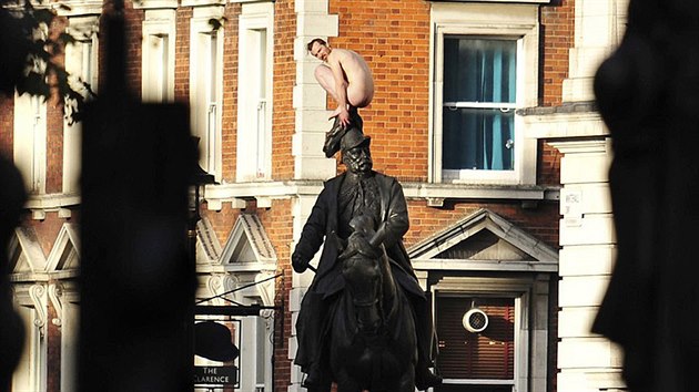 Britt policist pemlouvaj nahho mue, aby slezl z vrcholu jezdeck sochy prince George, vvody z Cambridge. Ta se nachz ped vchodem do budovy ministerstva obrany v centru Londna.