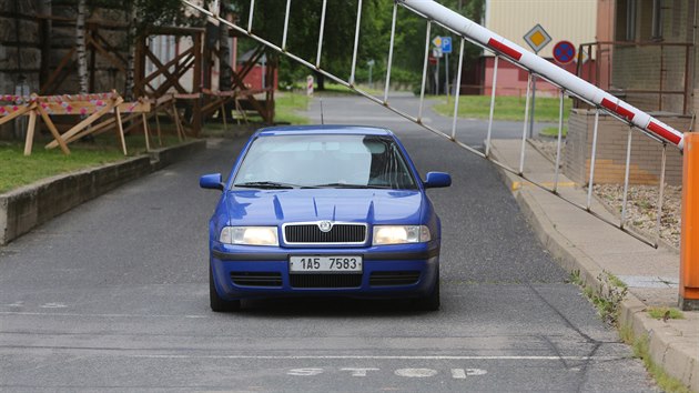 Pslunci protikorupn policie opoutj budovu Energetickho regulanho adu v Praze. (27. kvtna 2015)