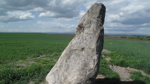 K drahomylskmu menhiru se ve povst o utajovan lsce mstn dvky a mnicha, kterho opat za trest zaklel v kmen (7. kvtna 2015).