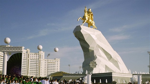 V Turkmenistnu odhalili zlatou sochu prezidenta Gurbanguliho Berdymuhamedova. (25. kvtna 2015)