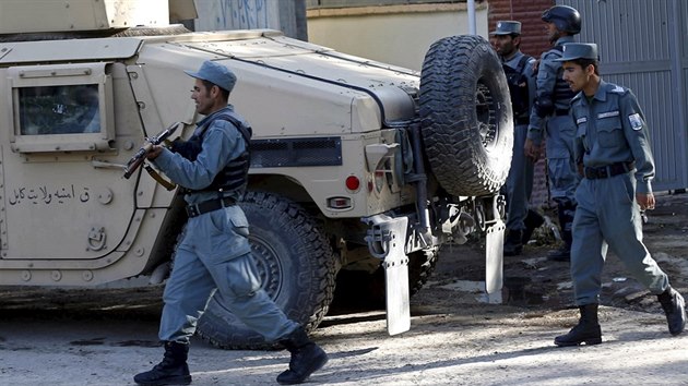 Afghnt policist hldkuj v diplomatick sti Kbulu u hotelu, na kter zatoili lenov Talibanu ozbrojeni tonmi pukami a grantomety. (27. 5. 2015)