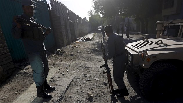 Policejn hldka v diplomatick sti Kbulu u hotelu, na kter zatoili lenov Talibanu. Afghnsk bezpenostn sloky tok ukonily po nkolika hodinch a zabily tyi tonky. (27. 5. 2015)