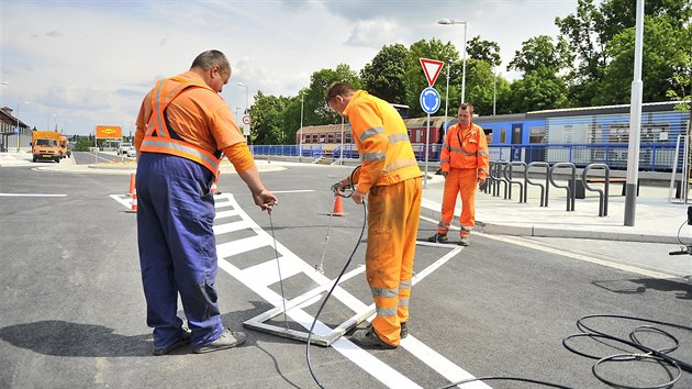 Na novm tebskm dopravnm terminlu u finiuj posledn prce. Nov stavba za tm 140 milion korun se pipravuje na slavnostn pten oteven. Autobusy sem zanou zajdt v pondl.