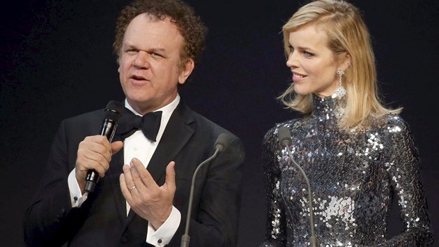 Eva Herzigova bhem aukce na akci AmfAR vystoupila s hercem Johnem C. Reillym.