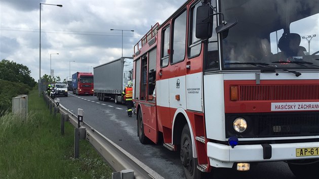 Na trboholsk spojce dolo ve stedu rno ke stetu osobnho automobilu s nkladnm vozidlem. Auto poslze skonilo na stee.