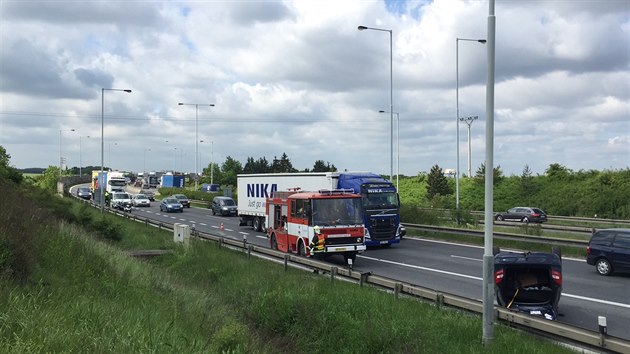 Na trboholsk spojce dolo ve stedu rno ke stetu osobnho automobilu s nkladnm vozidlem. Auto poslze skonilo na stee.